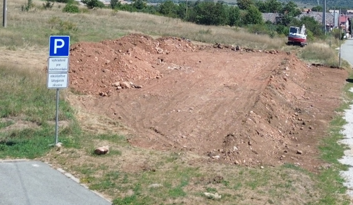 4. fotografia fotogalérie Aktuality / Vytvorenie nových parkovacích miest / Új parkolóhelyek létrehozása - foto