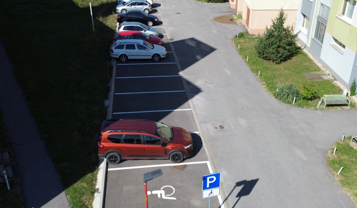 3. fotografia fotogalérie Aktuality / Vyznačenie parkovacích miest na Sídlisku Cementár / Parkolóhelyek kijelölése a Cementgyári lakótelepen - foto