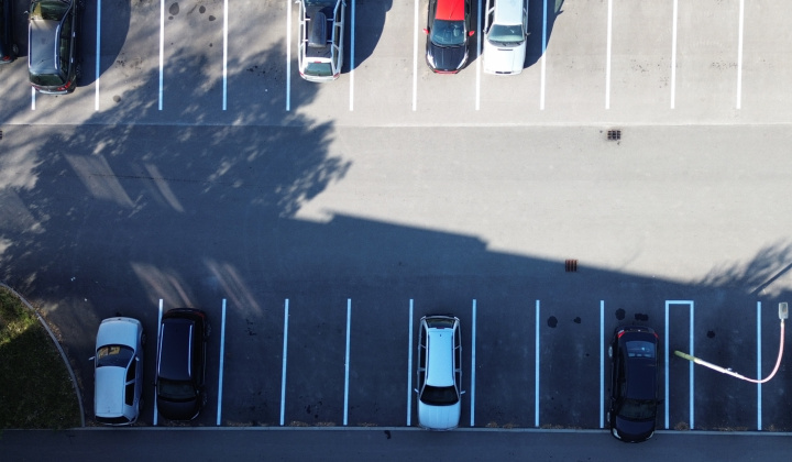 4. fotografia fotogalérie Aktuality / Vyznačenie parkovacích miest na Sídlisku Cementár / Parkolóhelyek kijelölése a Cementgyári lakótelepen - foto