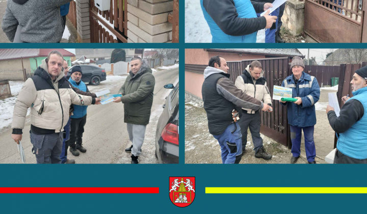 Fotka - Doručovanie obecných kalendárov / A községi naptárak kézbesítése